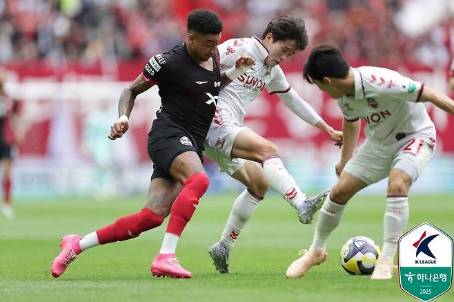 ▲ 24일 오후 서울월드컵경기장에서 FC서울과 수원FC의 하나은행 K리그1 2025 15라운드가 펼쳐졌다. 경기 결과 서울과 수원FC가 1-1로 비기면서 승점 1점씩 나눠 가졌다. ⓒ 한국프로축구연맹