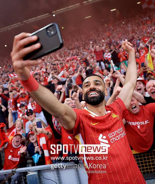 프리미어리그 사무국은 "살라가 2024-25시즌 프리미어리그 올해의 선수상을 수상했다. 2017/18 시즌 이후 통산 두 번째 수상으로, 프리미어리그 역사상 단 다섯 명만이 달성한 기록”이라고 발표했다. 살라는 이번 수상으로 티에리 앙리, 크리스티아누 호날두, 네마냐 비디치, 케빈 더 브라위너와 어깨를 나란히했다. 1992년 프리미어리그 출범 이후 최다 타이 기록이다. 만약 다음 시즌에도 같은 활약을 이어간다면, 프리미어리그 역사상 최초로 프리미어리그 올해의 선수상을 3번 수상한 선수가 될 수 있다