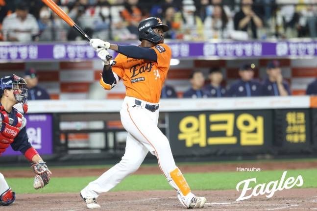 한화 플로리얼이 23일 대전 롯데전에서 안타를 치고 있다. /사진=한화 이글스 제공