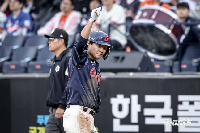 롯데 손호영이 24일 대전 한화전 연장 10회초 1사 2, 3루서 중전 2타점 적시타를 치고 세리머니를 하고 있다. /사진=롯데 자이언츠 제공