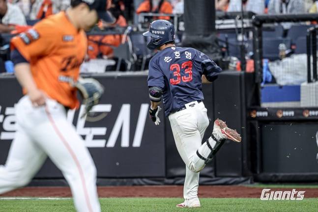 롯데 손호영이 24일 대전 한화전 연장 10회초 1사 2, 3루서 중전 2타점 적시타를 치고 질주하고 있다. /사진=롯데 자이언츠 제공