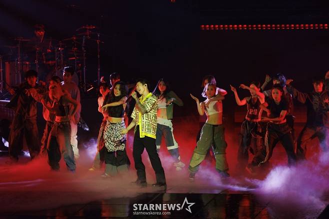 가수 박재범이 24일 서울 송파구 올림픽핸드볼경기장에서 진행된 단독 콘서트 '세레나데즈 앤 바디롤즈'(Serenades & Body Rolls)에서 멋진 무대를 펼치고 있다. /사진제공=모어비전 2025.05.24 /사진=이동훈 photoguy@