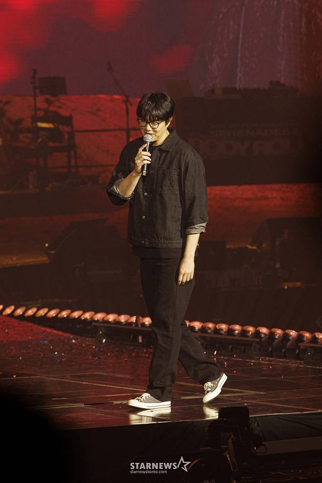 가수 성시경이 24일 서울 송파구 올림픽핸드볼경기장에서 진행된 박재범 단독 콘서트 '세레나데즈 앤 바디롤즈'(Serenades & Body Rolls)에서 멋진 무대를 펼치고 있다. /사진제공=모어비전 2025.05.24 /사진=이동훈 photoguy@