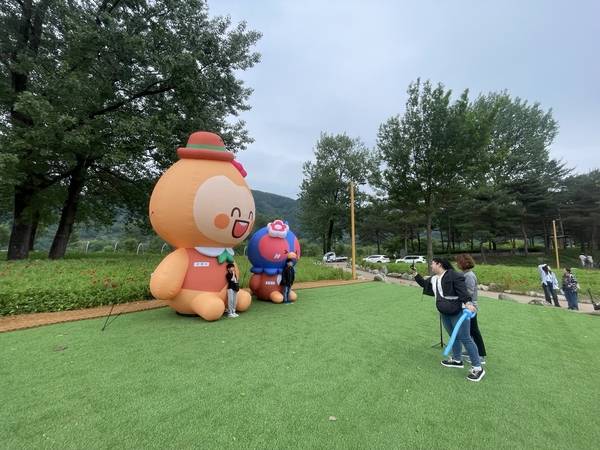 24일 개막한 ‘자라섬꽃 페스타’를 찾은 시민들이 남도입구에 마련된 무지개공원 가평군 캐릭터 갓평이, 송송이와 기념촬영을 하고 있다. 2025.5.24 가평/김민수기자 kms@kyeongin.com