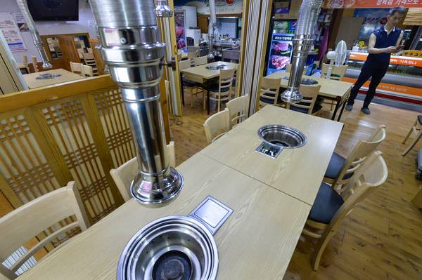 수원시내 한 식당이 한산한 모습을 보이고 있다. 최근 정부가 전산 오류로 코로나19 손실보상금이 오지급됐다며 환수를 통지하면서 경기도 내 소상공인들의 한숨이 깊어지고 있다. /경인일보DB