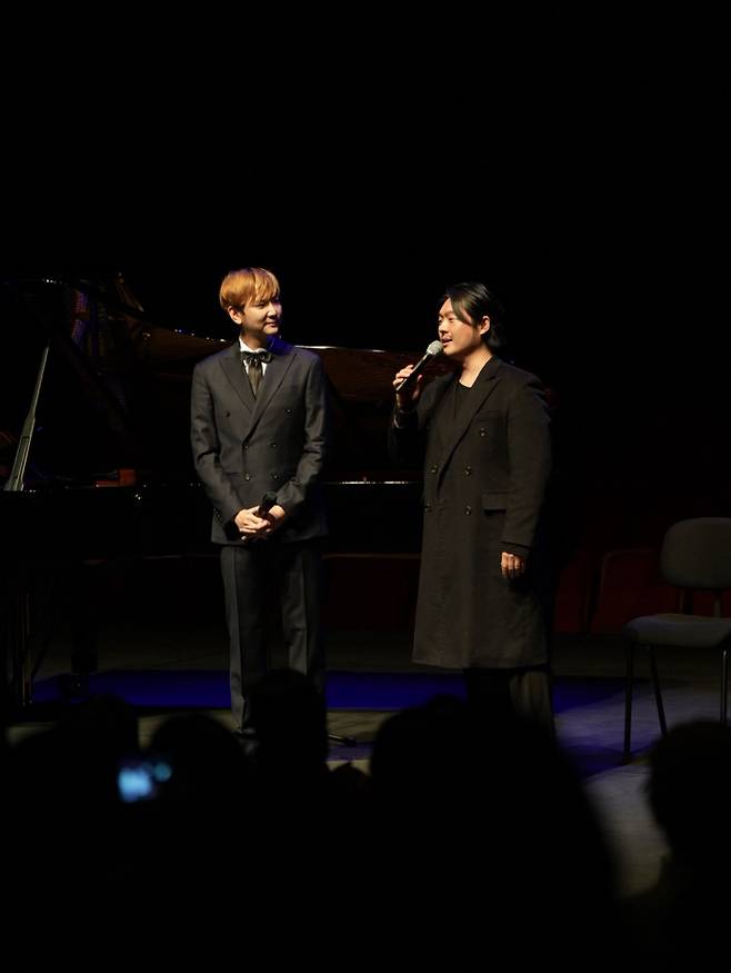 지난 2월 12일 이천아트홀 대공연장에서 진행된 마티네콘서트에서 이응광 이천문화재단 대표이사(오른쪽)가 집시 바이올리니스트 KoN과 무대를 진행하고 있다. 사진=이천문화재단