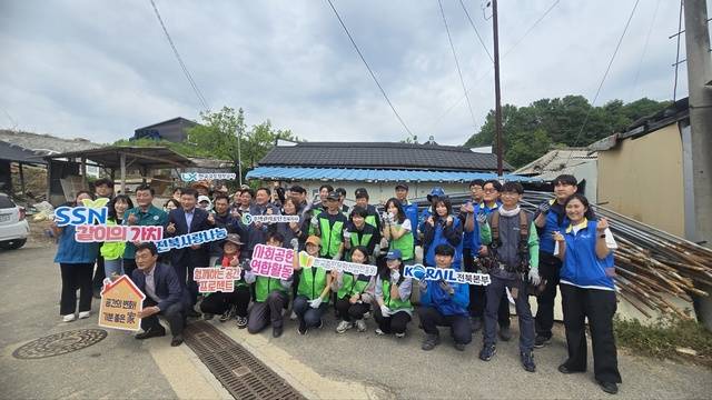 지난 23일 오전 전라북도사회복지협의회 회원과 5개 기관단체 연합 봉사자들이 행사를 마친 후 한자리에 모여 기념촬영을 하고 있다. / 사진=국승호 기자