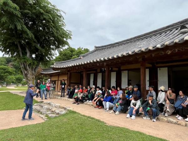 다산 정약용 생가 여유당 앞에서 다산연구소 김태희 이사장의 설명을 듣는 참가자들의 모습)