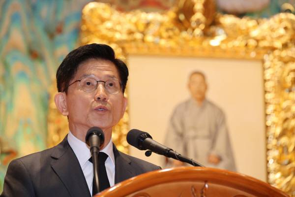 국민의힘 김문수 대선 후보가 24일 충북 단양군 구인사에서 열린 상월원각대조사 제51주기 열반대재에서 추도사를 하고 있다. 연합