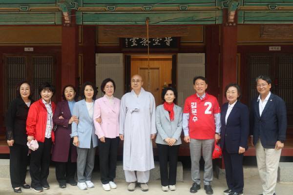 김문수 국민의힘 대선 후보 배우자 설난영 여사(오른쪽 네번째)가 24일 경주 불국사에서 종천 주지 스님을 예방하고 있다. 국민의힘 제공