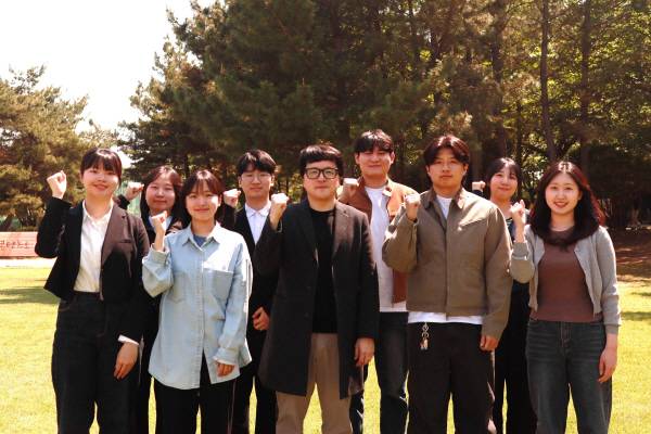 2025년도 과학기술정보통신부 주관 '공공기술기반 시장연계 창업탐색 지원사업'에 최종 선정된 축지법 팀과 제로 팀원들 모습. 한동대학교 제공