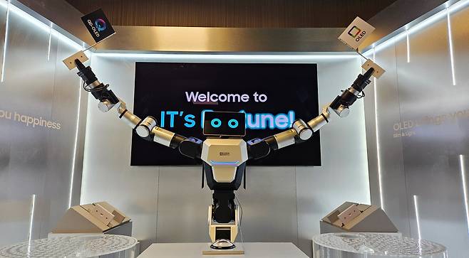 삼성 OLED의 가볍고 얇은 특성을 이색적인 퍼포먼스를 통해 선보이고 있는 레인보우로보틱스의 이동형 양팔로봇./사진=삼성디스플레이