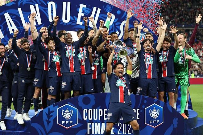 25일 쿠프 드 프랑스(프랑스 FA컵) 우승을 차지한 뒤 시상식에서 환호하는 파리 생제르맹(PSG) 선수들