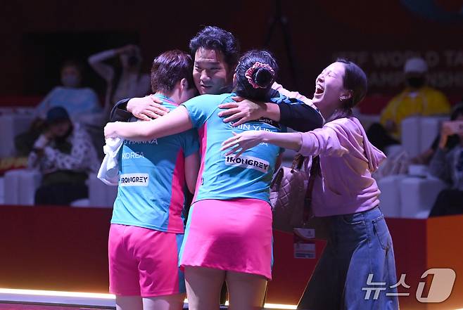 선수들과 함께 기쁨을 나누는 이태성 대한탁구협회 회장(가운데) ⓒ News1 사진공동취재단