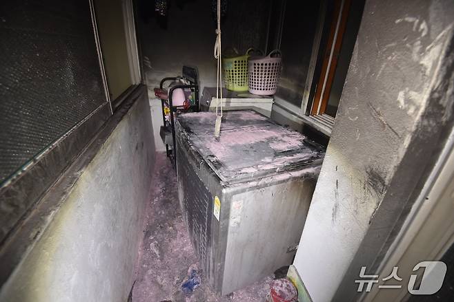 불에 탄 김치냉장고.(대덕소방서 제공. 재판매 및 DB금지)