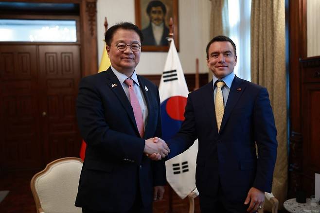 방기선 국무조정실장(왼쪽)과 다니엘 노보아 에콰도르 대통령. (총리실 제공)