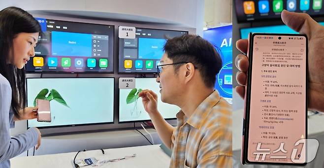 허찬 원장이 23일 중국에서 열린 WESAVC 부스에서 AI 관련 질문을 하고 있다. 오른쪽은 AI 가 정보를 찾아주는 앱 ⓒ 뉴스1