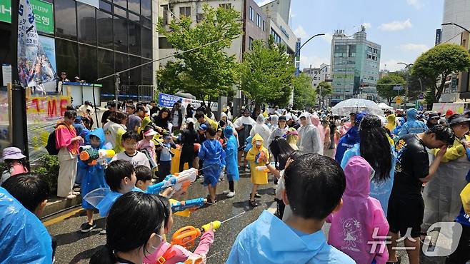 25일 오후 춘천 중앙로 일대에서 열리는 강원 춘천마임축제 개막난장인 '아!水라장' 행사장에서 어린이들이 물총을 쏘면서 즐거운 시간을 보내고 있다.2025.5.25 한귀섭 기자