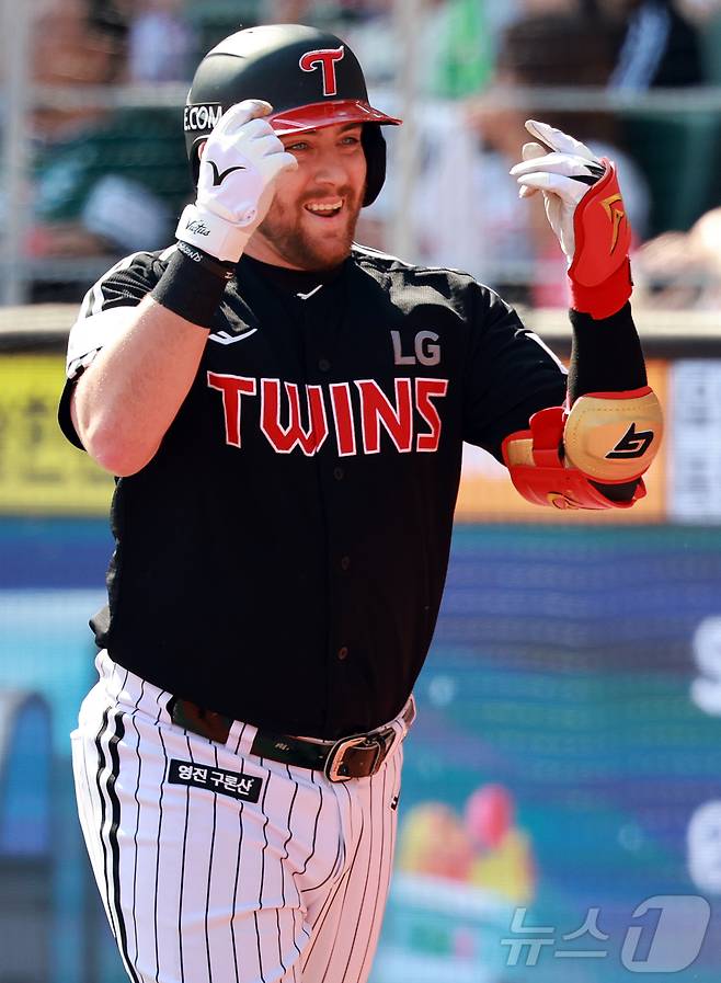 25일 오후 인천SSG 랜더스필드에서 열린 '2025 신한 SOL뱅크 KBO리그' LG 트윈스와 SSG 랜더스의 경기, LG 오스틴이 7회초 선두타자로 나와 솔로홈런을 친 뒤 세리머니를 하며 더그아웃으로 향하고 있다. 2025.5.25/뉴스1 ⓒ News1 김진환 기자