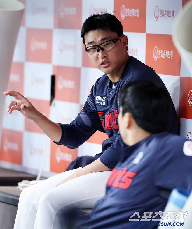 더그아웃에 앉아 경기를 복기하는 안경 에이스.