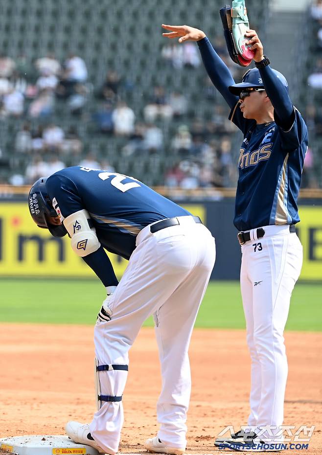 11일 잠실야구장에서 열린 NC와 두산의 더블헤더 1차전, 4회초 1사 2루 NC 데이비슨이 1타점 적시타를 치고 1루로 달려가다 다리 통증을 호소하고 있다. 잠실=허상욱 기자wook@sportschosun.com/2025.05.11/