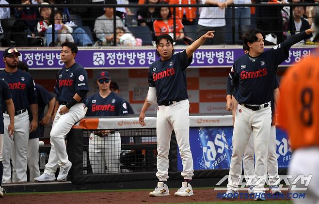 25일 대전 한화생명볼파크에서 열린 한화 이글스와 롯데 자이언츠의 경기. 연장 10회 문현빈의 밀어내기 볼넷으로 패한 롯데 선수들이 아쉬워하고 있다. 대전=박재만 기자 pjm@sportschosun.com/2025.05.25/