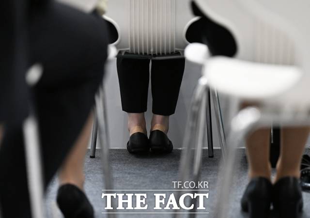 우리나라 청년 니트(NEET·일하지 않고 일할 의지도 없는 청년 무직자) 비중이 경제협력개발기구(OECD) 주요 11개국 가운데 유일하게 2014년보다 증가한 것으로 나타났다. 지난해 8월 서울 동대문디자인플라자(DDP)에서 열린 '2024 금융권 공동채용 박람회'에 참석한 취업준비생의 발 뒤꿈치에 반창고가 붙어 있다./더팩트 DB