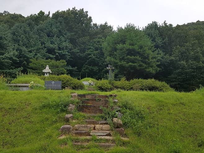 경기도 용인에 있는 김대중 전 대통령의 선영. 1995년에 대통령이 될 자리라는 이유로 부모의 묘를 이곳으로 이장했다. /김두규 제공