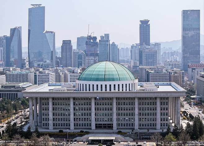 지난달 서울 영등포구 여의도에서 드론으로 촬영한 국회의사당 전경. /뉴스1