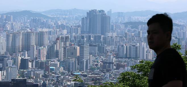 25일 서울 남산에서 바라본 서울시내 아파트단지 모습. /뉴스1