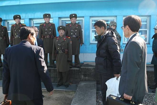 통일부는 지난 2013년 11월 22일 연평도 근해에서 표류하다 구조된 북한 주민을 26일 북측으로 돌려보냈다고 밝혔다. 이 주민은 지난 22일 오후 1시 30분께 연평도 근해에서 목선에 탄 채 표류하다 미군 2사단 소속 헬리콥터에 구조됐다. ⓒ통일부