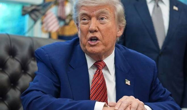 도널드 트럼프 미국 대통령이 지난 23일(현지시간) 미 워싱턴DC 백악관 집무실에서 원자력 에너지 관련 행정명령에 서명한 뒤 취재진의 질문에 답하고 있다.ⓒ AP/뉴시스