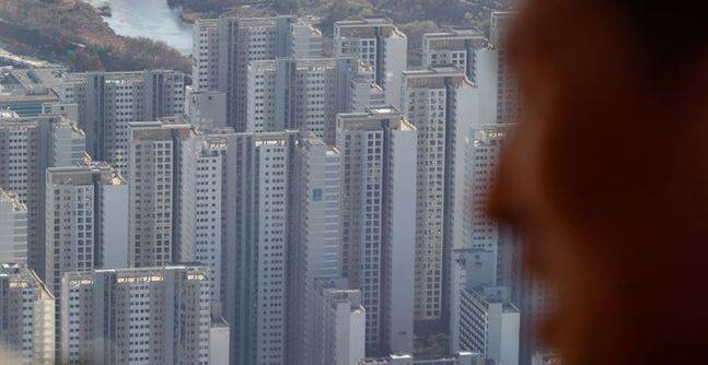 서울 송파구 롯데월드타워 서울 스카이에서 아파트 밀집 지역이 보이고 있다. ⓒ 뉴시스