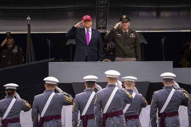 도널드 트럼프 대통령이 24일(현지 시간) 미국 육군사관학교 웨스프포인트 졸업식에서 연설하고 있다. 2025.05.25.뉴시스