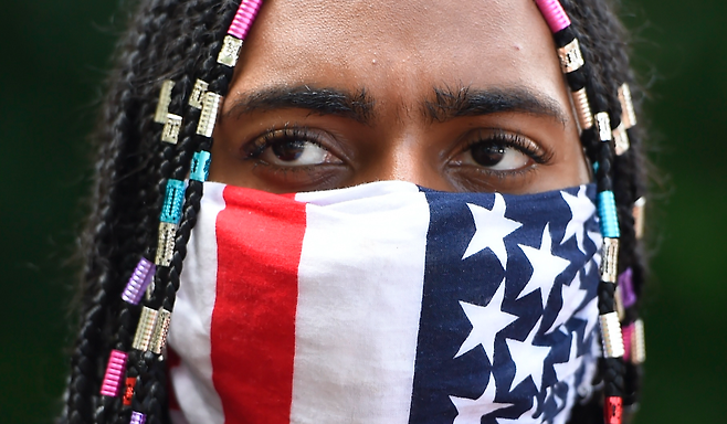 2020년 6월 5일, 조지 플로이드의 사망 이후 시위대가 조지아주 케네소에 있는 남부연합 기념품 가게 맞은편 거리에서 시위를 벌이고 있다. AP 뉴시스