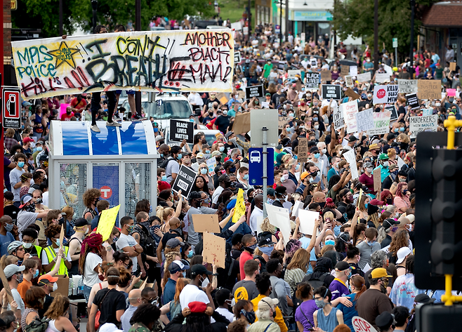 2020년 5월 26일, 조지 플로이드 사망 사건 이후 시위대가 미국 미니애폴리스에서 정의 실현을 요구하며 모이고 있다. AP 뉴시스