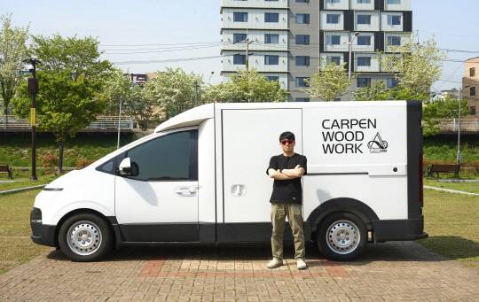 울산의 카펜우드워크 팀을 운영하는 목수 문용규씨가 현대차 ST1 옆에서 포즈를 취하고 있다. HMG저널 제공