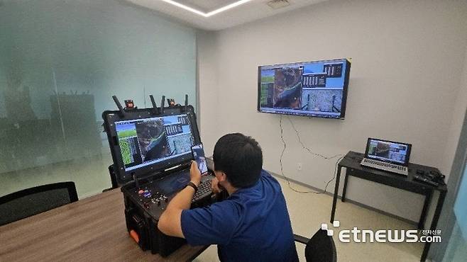 둠둠 관계자가 드론 영상을 모니터링하고 있다.