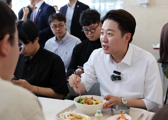 개혁신당 이준석 대선 후보가 20일 광주 북구 전남대학교에서 진행한 '학식먹자 이준석' 행사에서 학생들과 점심을 먹으며 대화를 나누고 있다. /사진=연합뉴스