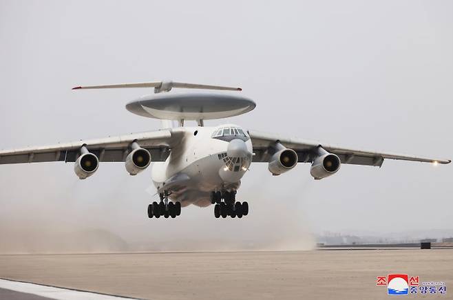 김정은 북한 국무위원장이 지난 3월 25~26일 새로 개발·생산하고 있는 무인항공기술연합체와 탐지전자전연구집단의 국방과학연구사업을 지도했다고 조선중앙통신이 보도했다. 사진은 북한이 처음으로 공개한 공중조기경보통제기로 보이는 비행기 조선중앙통신 캡처