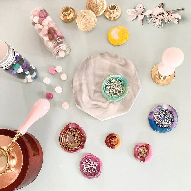 윤서영씨가 만든 다양한 실링왁스 작품. 장선희 제공