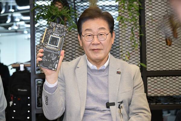 이재명 더불어민주당 대통령 후보가 지난 4월14일 인공지능 반도체 스타트업 퓨리오사에이아이(AI)를 방문해 이 회사가 만든 인공지능 전용 신경망처리장치(NPU)를 들고 있다. 공동취재사진