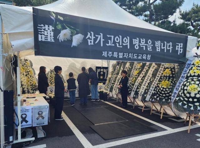 제주 제주시 제주도교육청에 마련된 사망 중학교 교사 분향소에 25일 추모객의 발길이 이어지고 있다. 제주=김영헌 기자