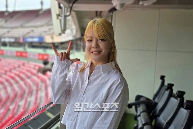 24일 수원 KT위즈파크에서 열린 제16회 선동열배 OK 전국농아인야구대회에서 만난 사오리. 전세계 공통 수어인 'I Love You'를 뜻하는 수어로 인터뷰에 임하고 있다. 수원=윤승재 기자