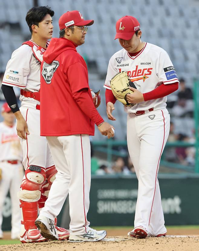 2025 KB0리그 프로야구 SSG랜더스와 NC다이노스의 경기가 14일 오후 인천SSG랜더스필드에서 열렸다. 3회초 2사 1,2루 선발 송영진이 강판되고 있다. 인천=김민규 기자 mgkim1@edaily.co.kr /2025.05.14/