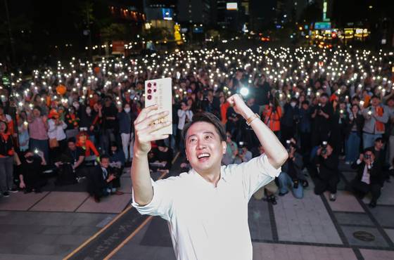 이준석 개혁신당 대통령 후보가 공식 선거운동이 시작된 지난 12일 서울 중구 청계광장에서 가진 서울 첫 집중유세에서 유세차량에 올라 셀카를 찍고 있다.뉴스1