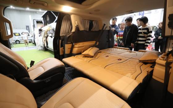 지난해 10월 경기도 수원에서 열린 '제5회 수원캠핑카쇼'을 찾은 방문객들이 차박을 할 수 있도록 꾸며놓은 자동차 내부를 살펴보고 있는 모습. 뉴스1