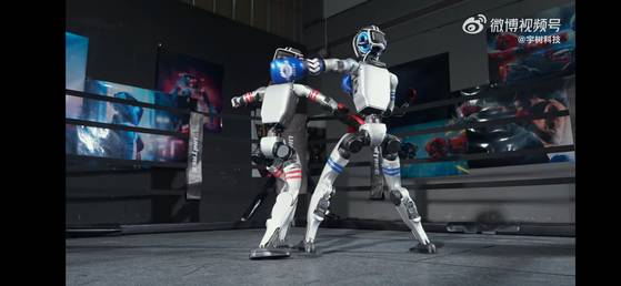 유니트리는 자사 유튜브에 휴머노이드 로봇끼리 격투기를 펼치는 영상을 공개했다. 사진 유니트리 유튜브 캡쳐