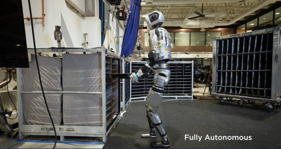 보스턴 다이내믹스는 자사의 휴머노이드 아틀라스가 생산현장에서 손으로 부품을 집어 옮기는 모습을 공개했다. 사진 보스턴다이내믹스 유튜브 캡쳐