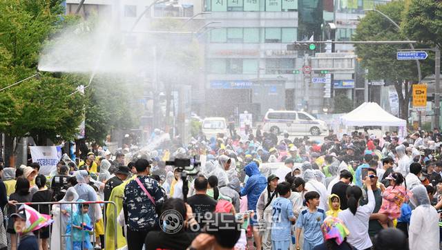 ▲ 2025 춘천마임축제 아수라장이 25일 춘천 중앙로 일대에서 열려 시민들이 축제를 즐기고 있다. 방도겸 기자